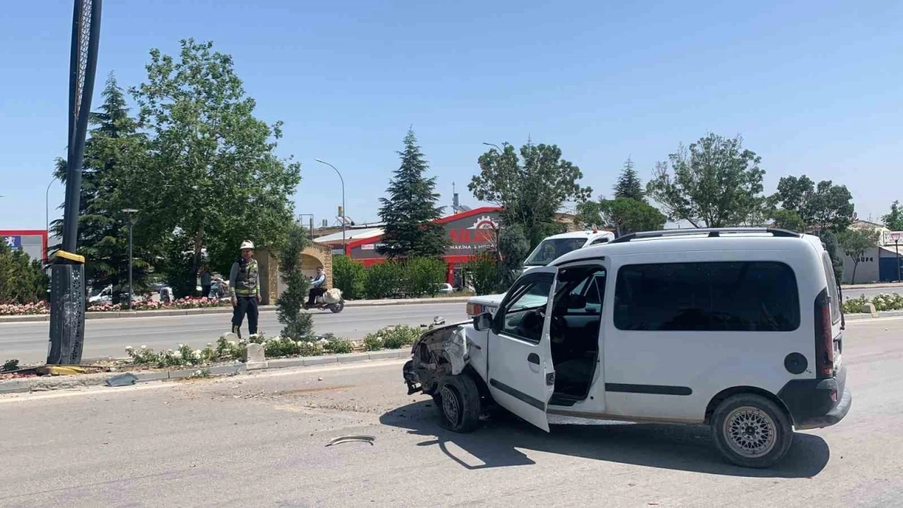 Karaman’da hafif ticari araç aydınlatma direğine çarptı: 1 yaralı
