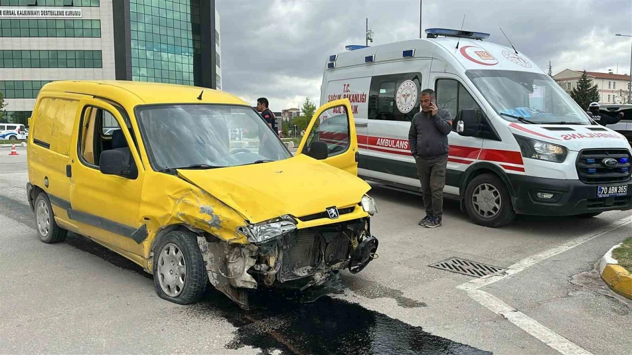 Karaman’da iki hafif ticari araç çarpıştı: 2 yaralı
