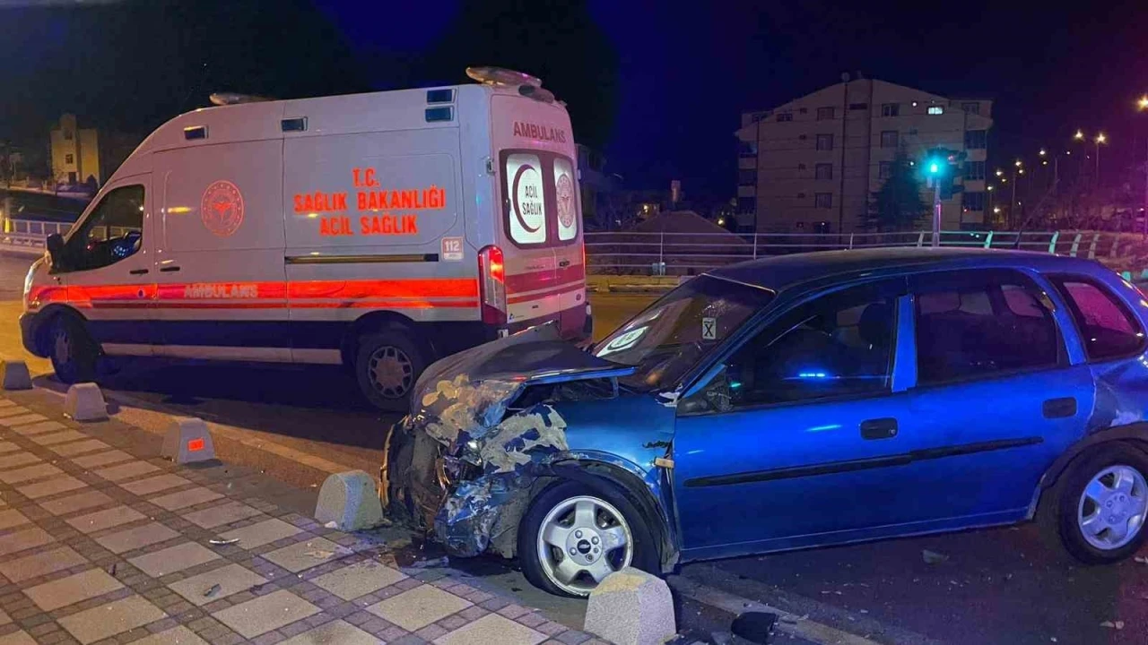 Karaman&rsquo;da iki otomobil &ccedil;arpıştı: 3 yaralı
