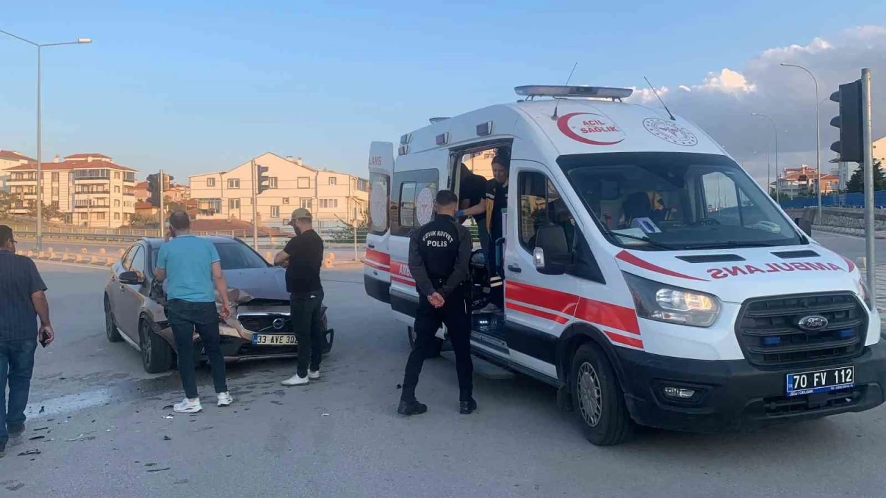 Karaman’da iki otomobil kavşakta çarpıştı: 1 yaralı
