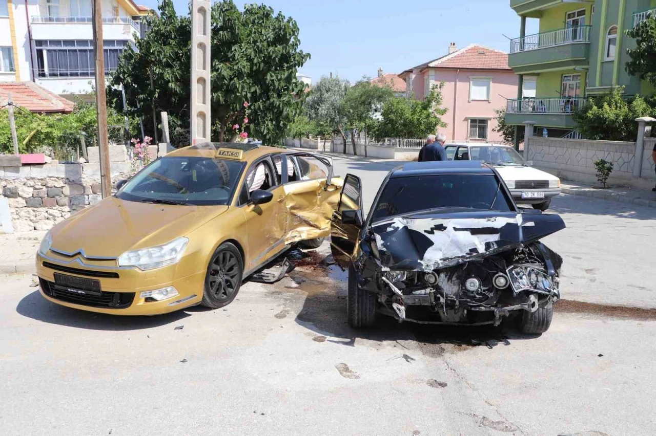 Karaman&rsquo;da iki otomobilin &ccedil;arpıştığı kazada 3 kişi yaralandı: Kaza anı kameraya yansıdı
