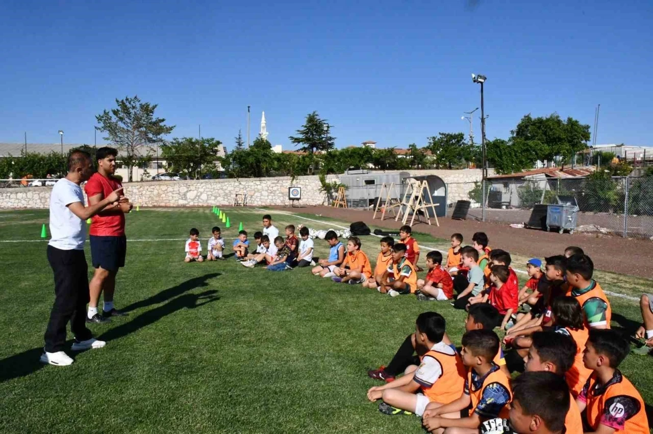 Karaman&rsquo;da İl &Ouml;zel İdaresi&rsquo;nin &uuml;cretsiz yaz futbol kursu başladı
