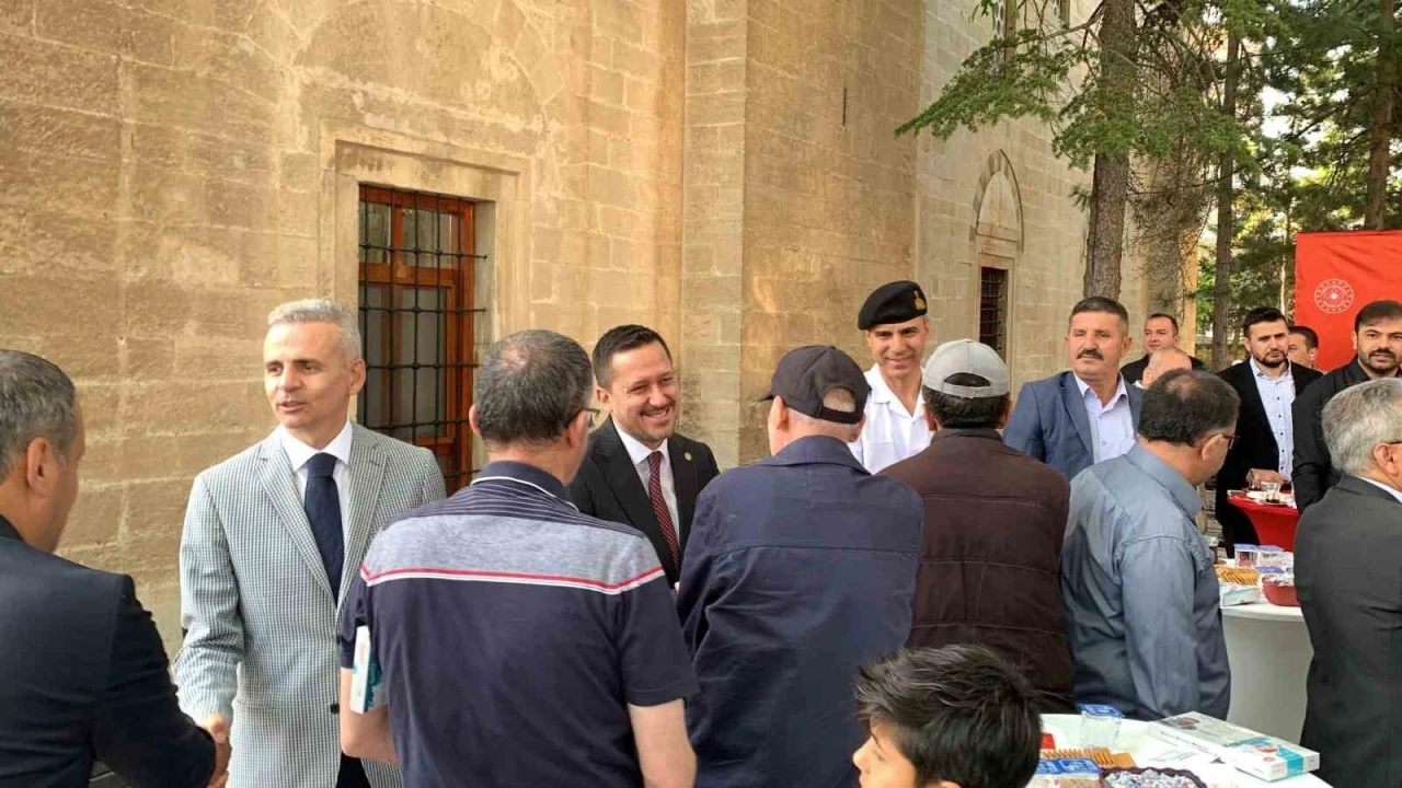Karaman’da il protokolü vatandaşla bayramlaştı
