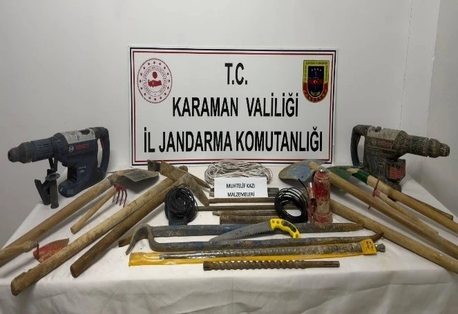 Karaman&rsquo;da jandarma uyuşturucu ve kazı malzemeleri ele ge&ccedil;irdi
