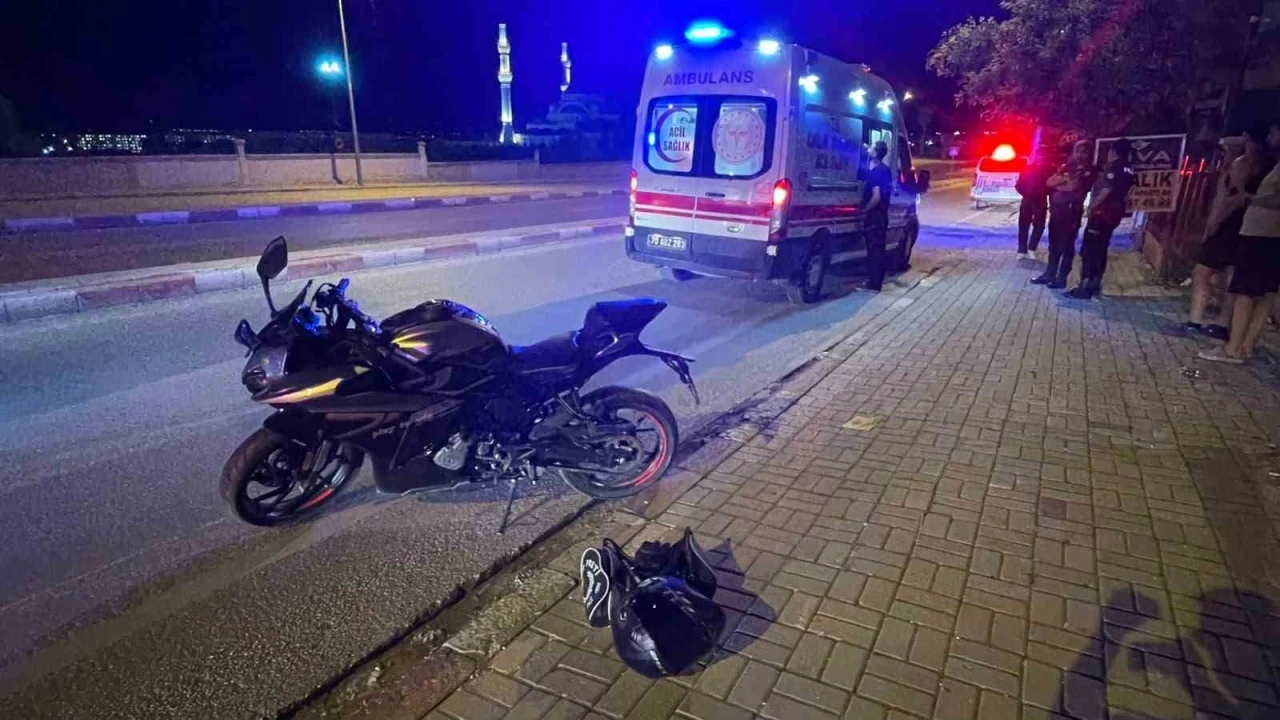 Karaman’da kaldırımı aşarak karşı şeride geçen motosikletin 