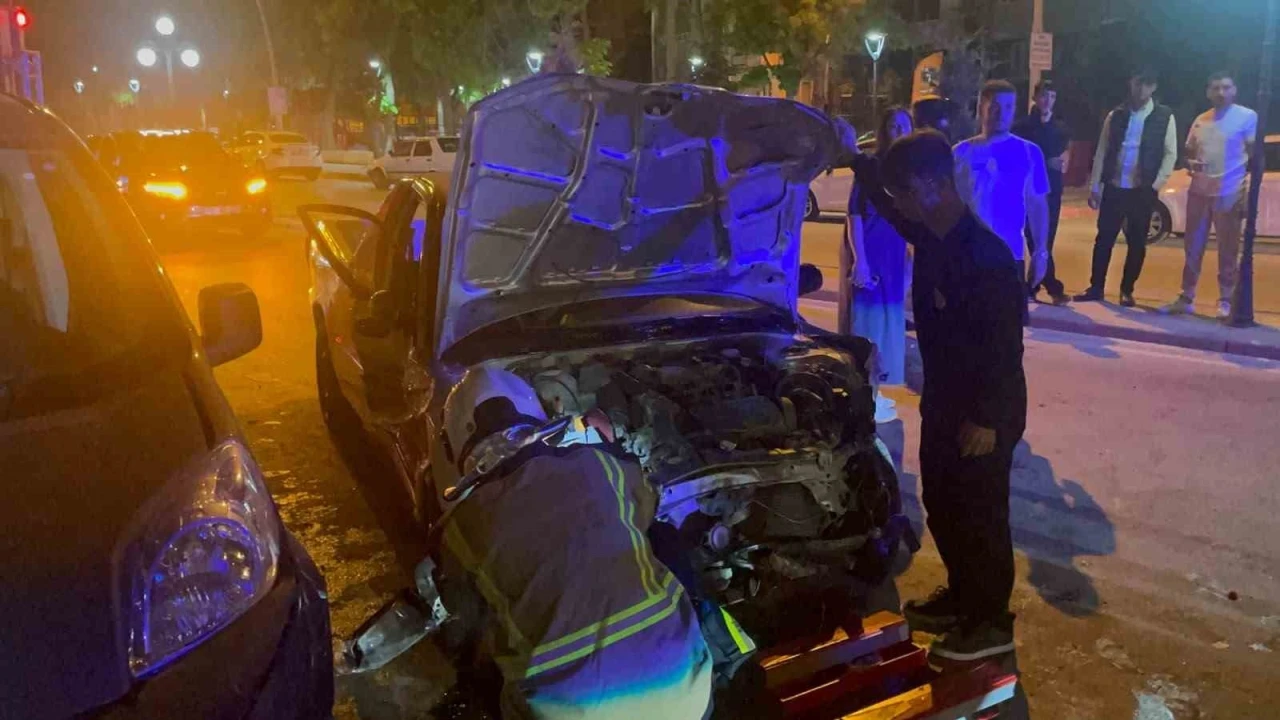 Karaman&rsquo;da karşı şeride ge&ccedil;en pikap park halindeki 3 araca &ccedil;arptı: 1 yaralı
