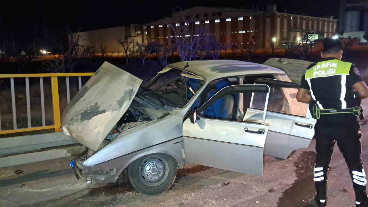 Karaman’da kontrolden çıkan otomobil bariyerlere saplandı
