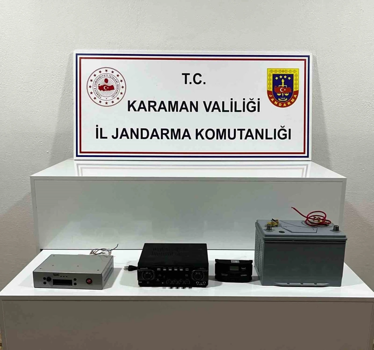 Karaman’da mescitten ses sistemi çalan 2 şüpheli, kameradan tespit edilip yakalandı

