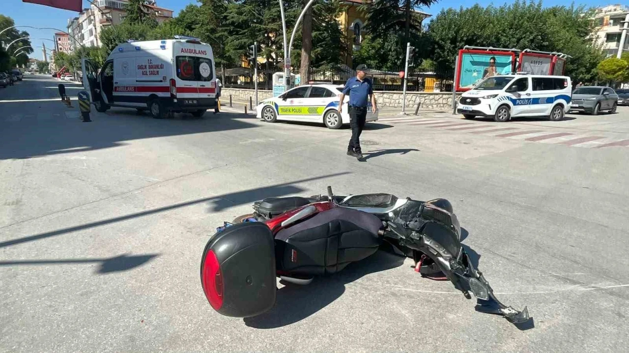 Karaman&rsquo;da motosikletler &ccedil;arpıştı: 2 yaralı

