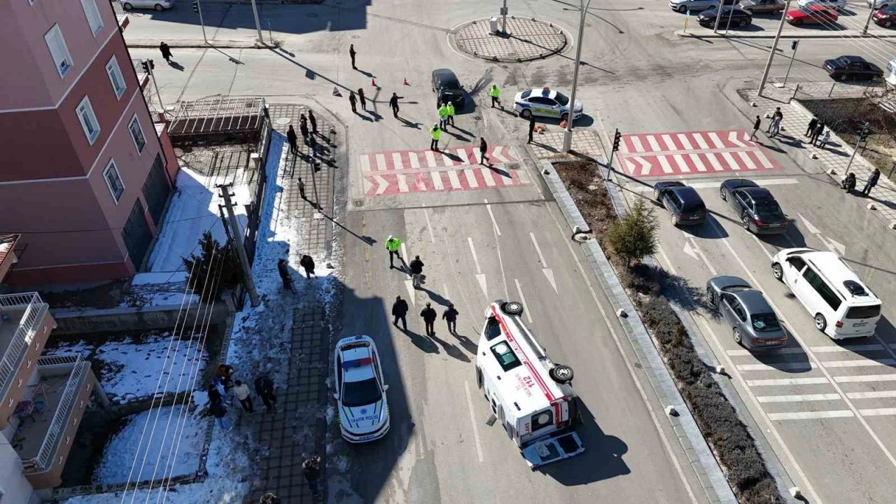 Karaman’da otomobille çarpışan ambulans devrildi: 3’ü sağlık görevlisi 5 kişi yaralandı