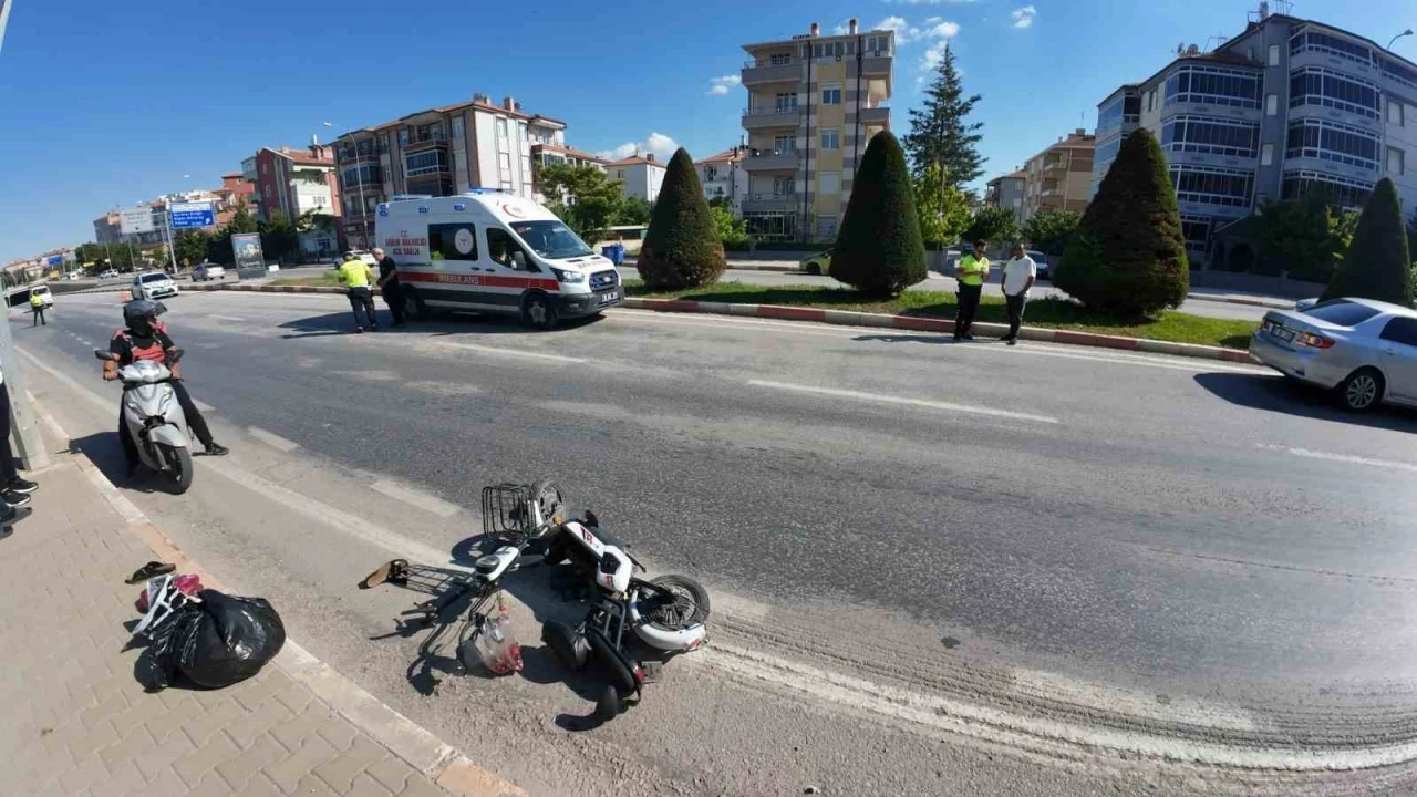 Karaman&rsquo;da otomobille elektrikli bisiklet &ccedil;arpıştı: 1 yaralı
