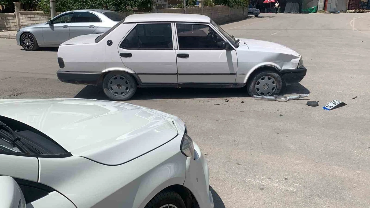 Karaman’da otomobiller çarpıştı: 4 yaşındaki çocuk yaralandı
