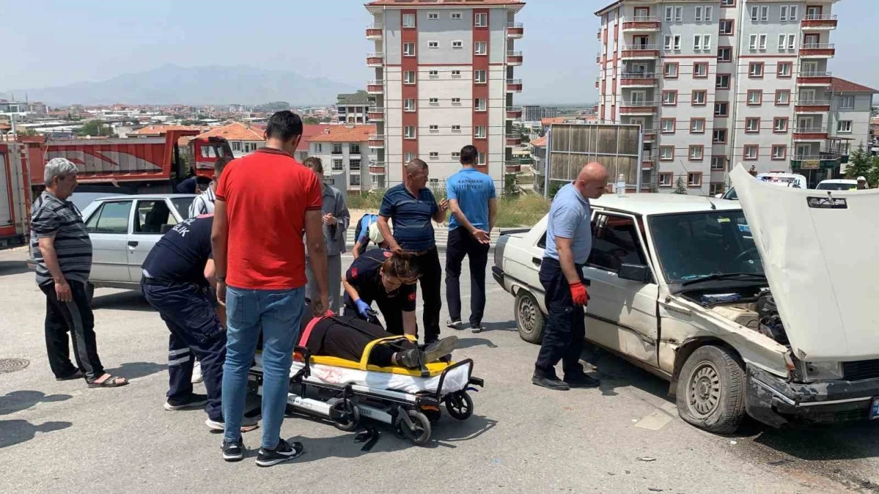 Karaman’da otomobillerin çarpıştığı kaza kamerada: 2 yaralı
