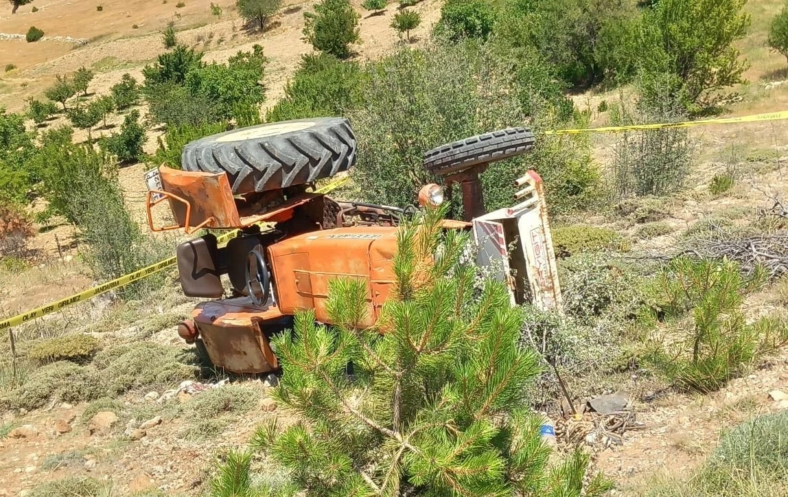 Karaman&rsquo;da trakt&ouml;r devrildi: 1 &ouml;l&uuml;
