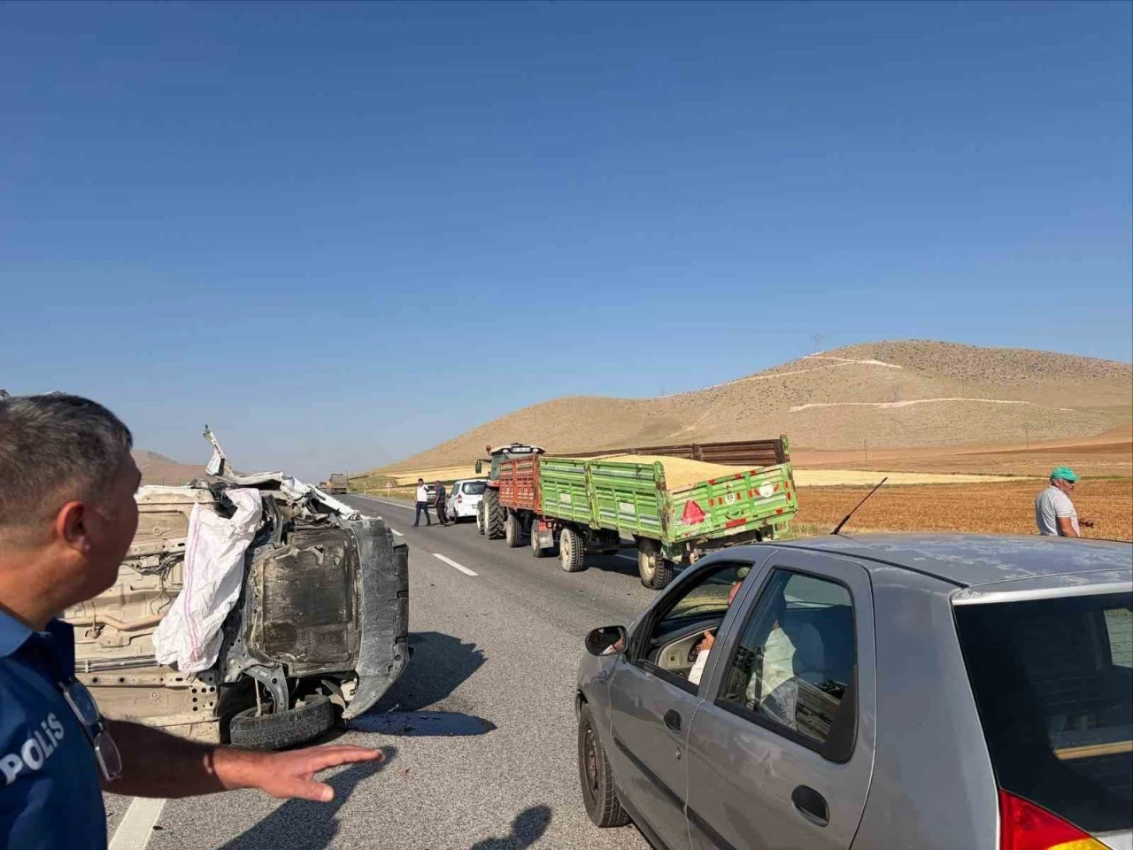 Karaman&rsquo;da trakt&ouml;r&uuml;n r&ouml;morkuna &ccedil;arpan otomobil devrildi: 1 yaralı
