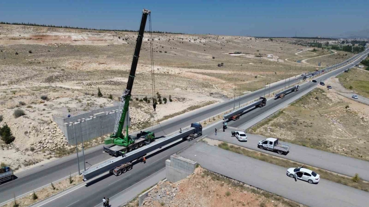 Karaman’da yeni çevre yolundaki köprülü kavşağın 60 tonluk köprü kirişleri vinçle yerleştirildi
