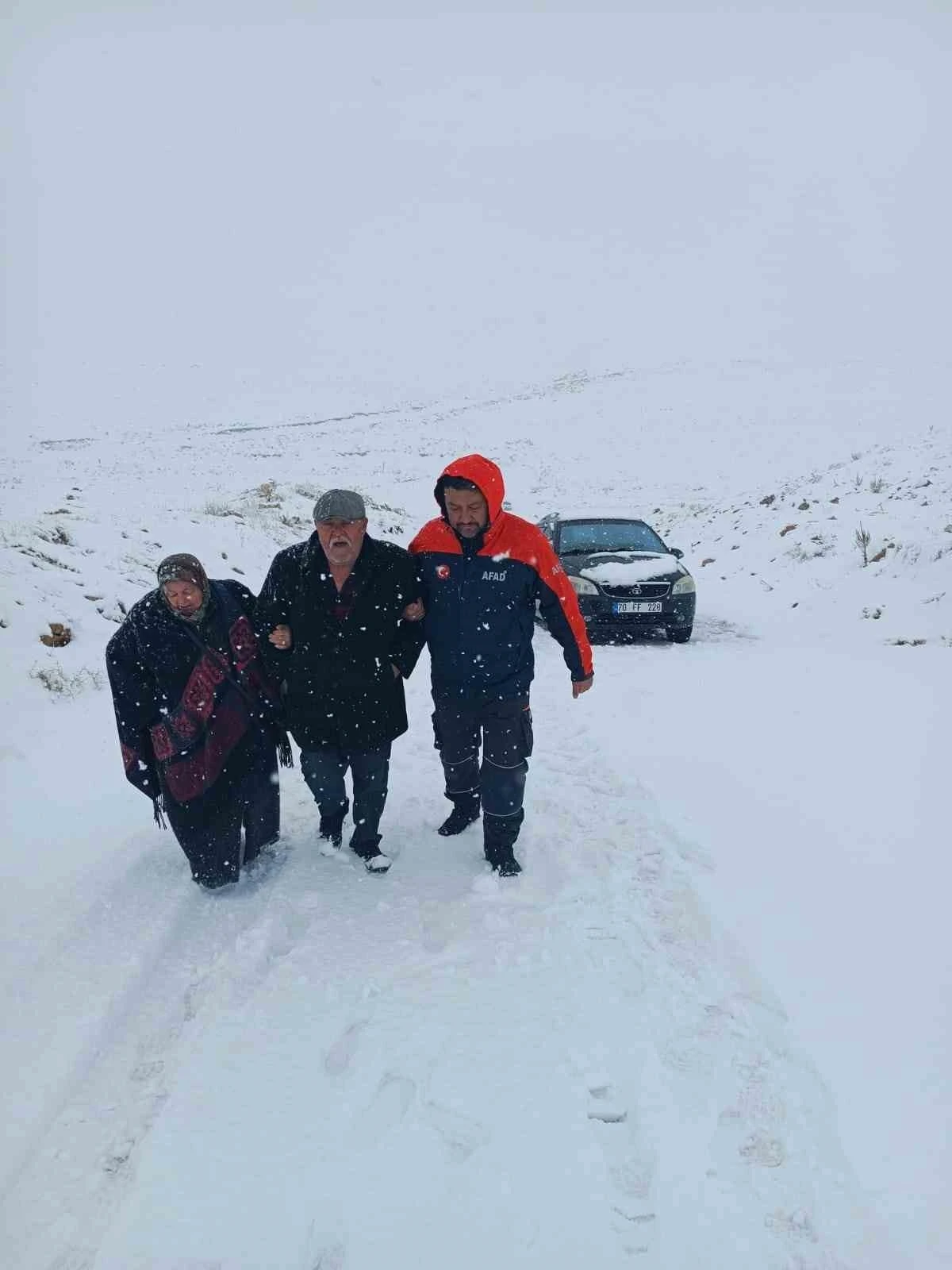 Karaman&rsquo;da yolda kalan iki ara&ccedil;taki 4 kişi kurtarıldı
