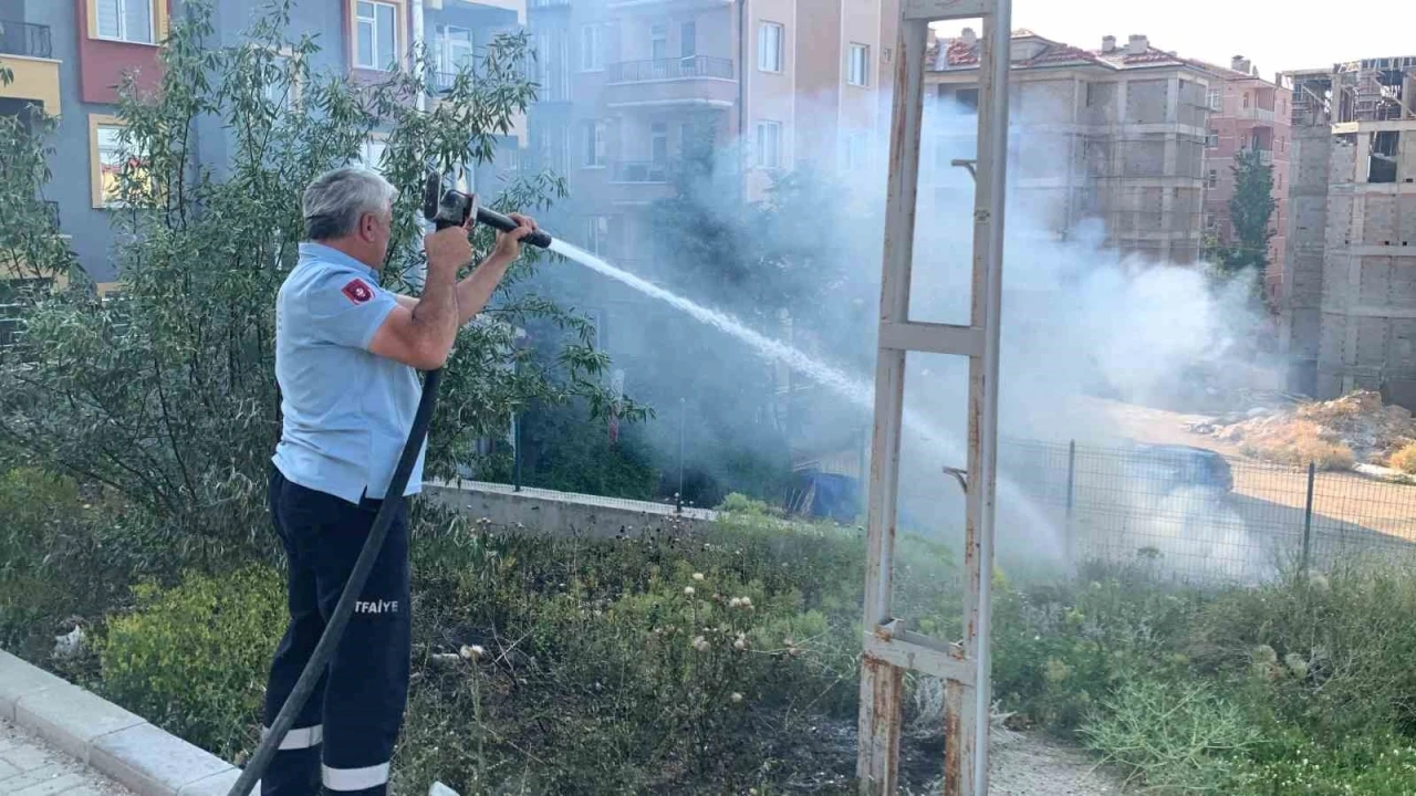 Karaman’daki ot yangını evlere sıçramadan söndürüldü
