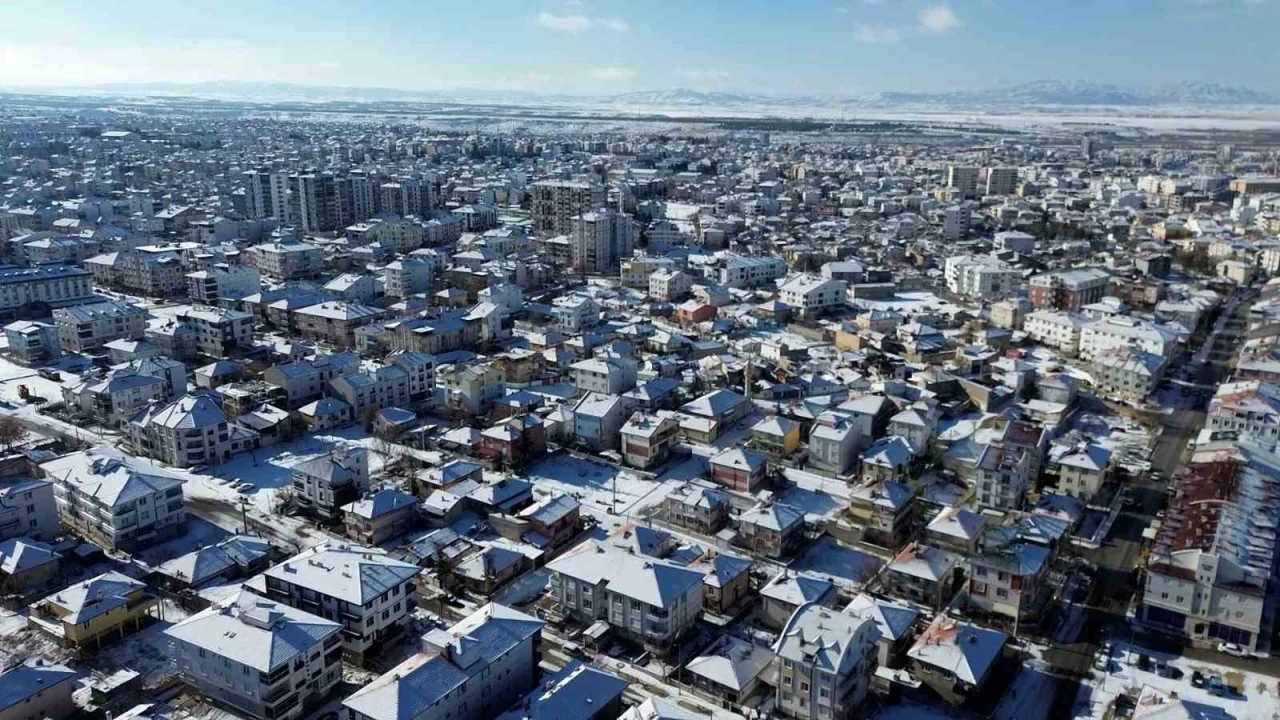 Karaman, mevsimin ilk karıyla beyaza b&uuml;r&uuml;nd&uuml;
