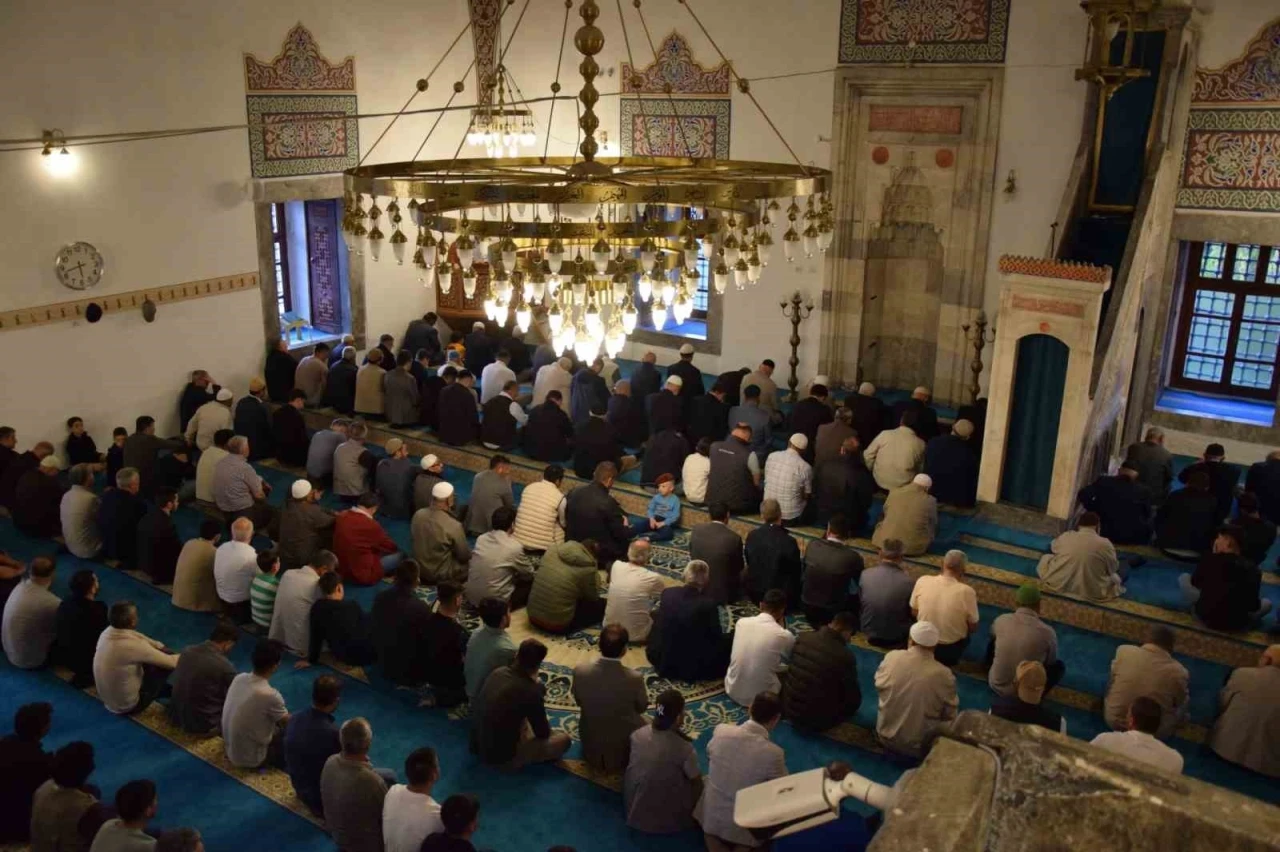 Karapınar’da bayram namazında vatandaşlar camilere akın etti
