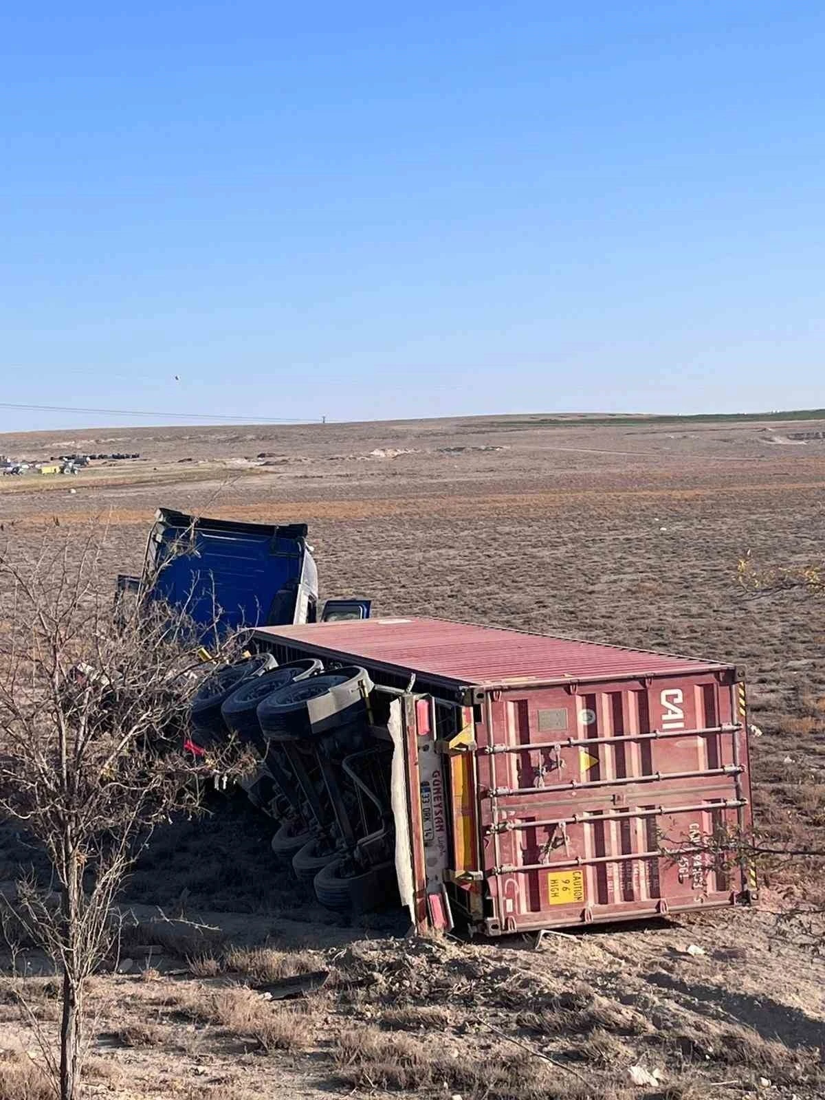 Karapınar’da çekici devrildi: 1 yaralı
