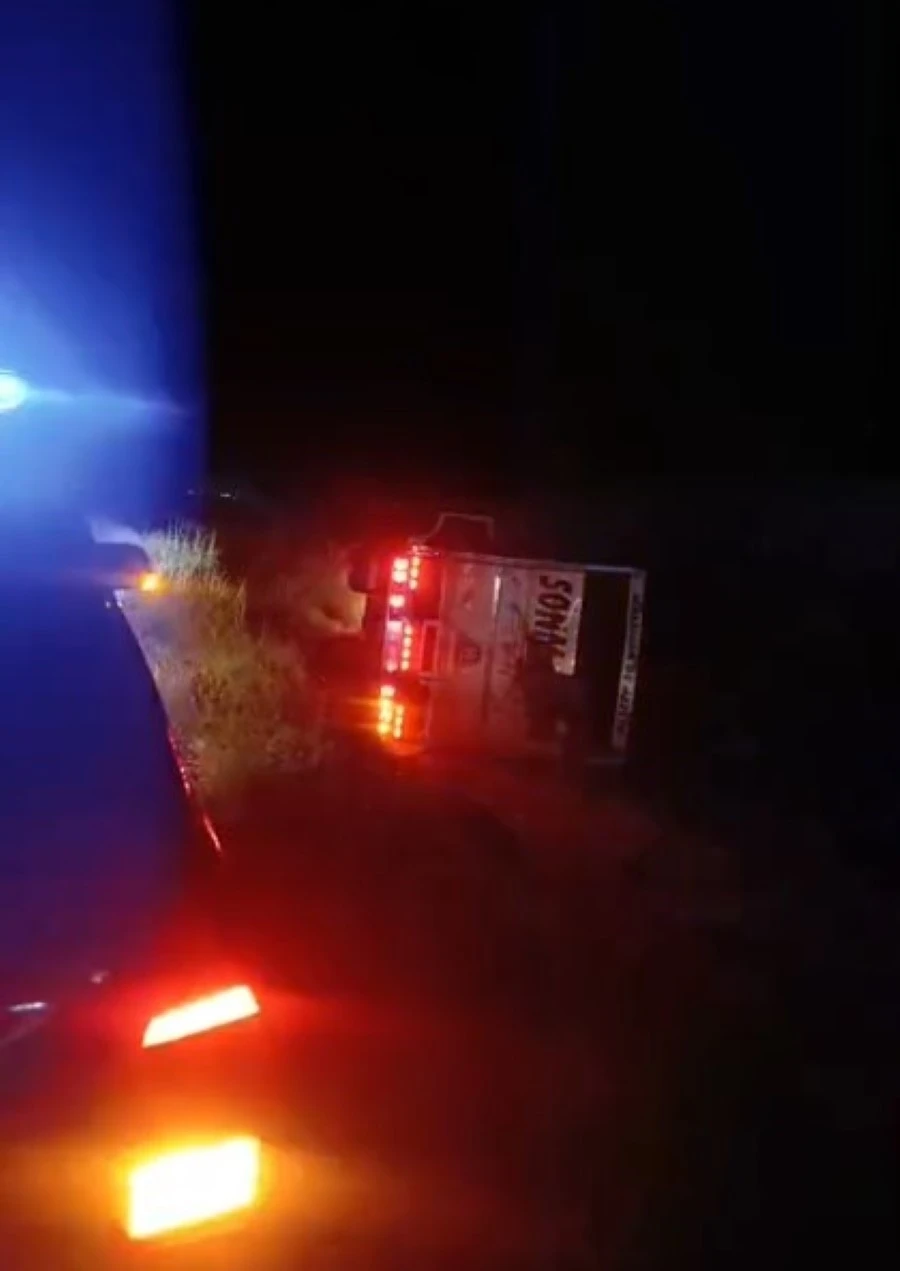Karapınar&rsquo;da kamyon şarampole devrildi: 2 yaralı
