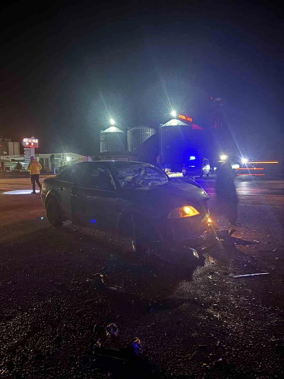 Karapınar&rsquo;da otomobil ile &ccedil;ekici &ccedil;arpıştı: 5 yaralı
