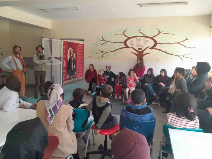 Karapınar’da &quot;Çat Kapı Sınıf Tiyatrosu&quot; öğrencilerle buluştu
