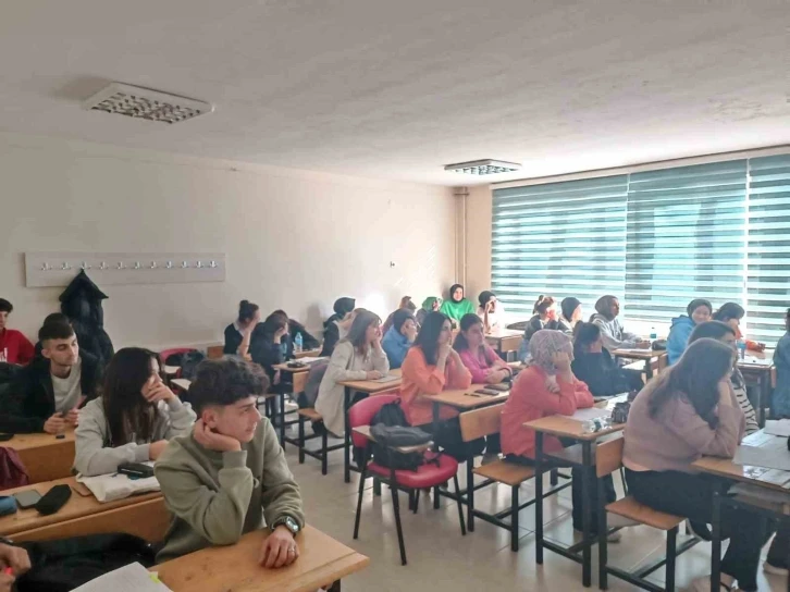 Karapınar HEM&rsquo;de &uuml;niversiteye hazırlık kursları yoğun ilgi g&ouml;r&uuml;yor
