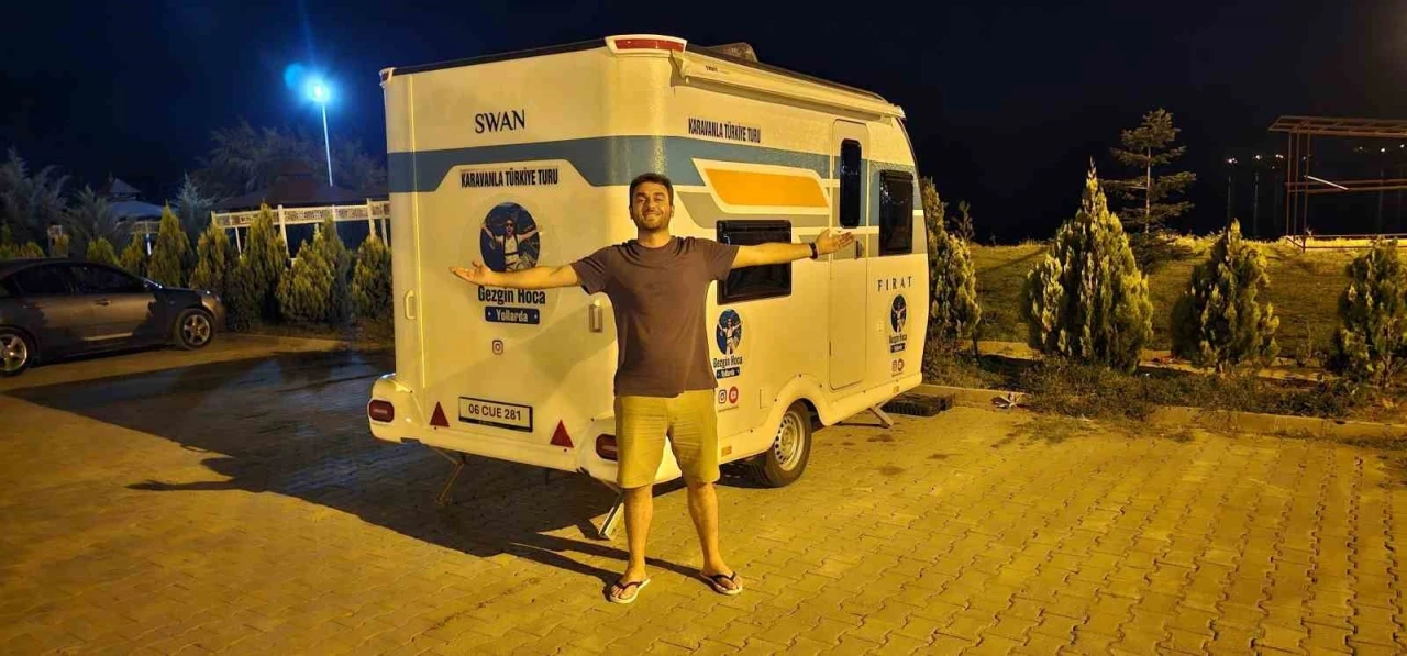 Karavanıyla Türkiye’yi gezen gezgin Van Gölü sahillerine ulaştı
