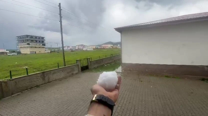 Karayazı&rsquo;da ceviz b&uuml;y&uuml;kl&uuml;ğ&uuml;ndeki dolu şaşırttı
