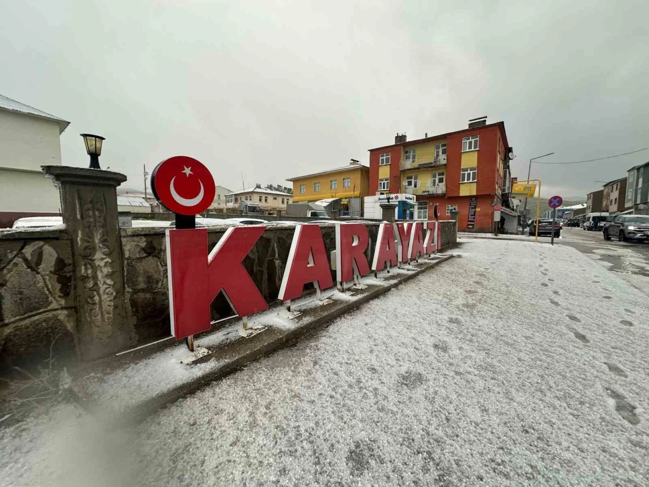 Karayazı’da dolu yağışı etkili oldu
