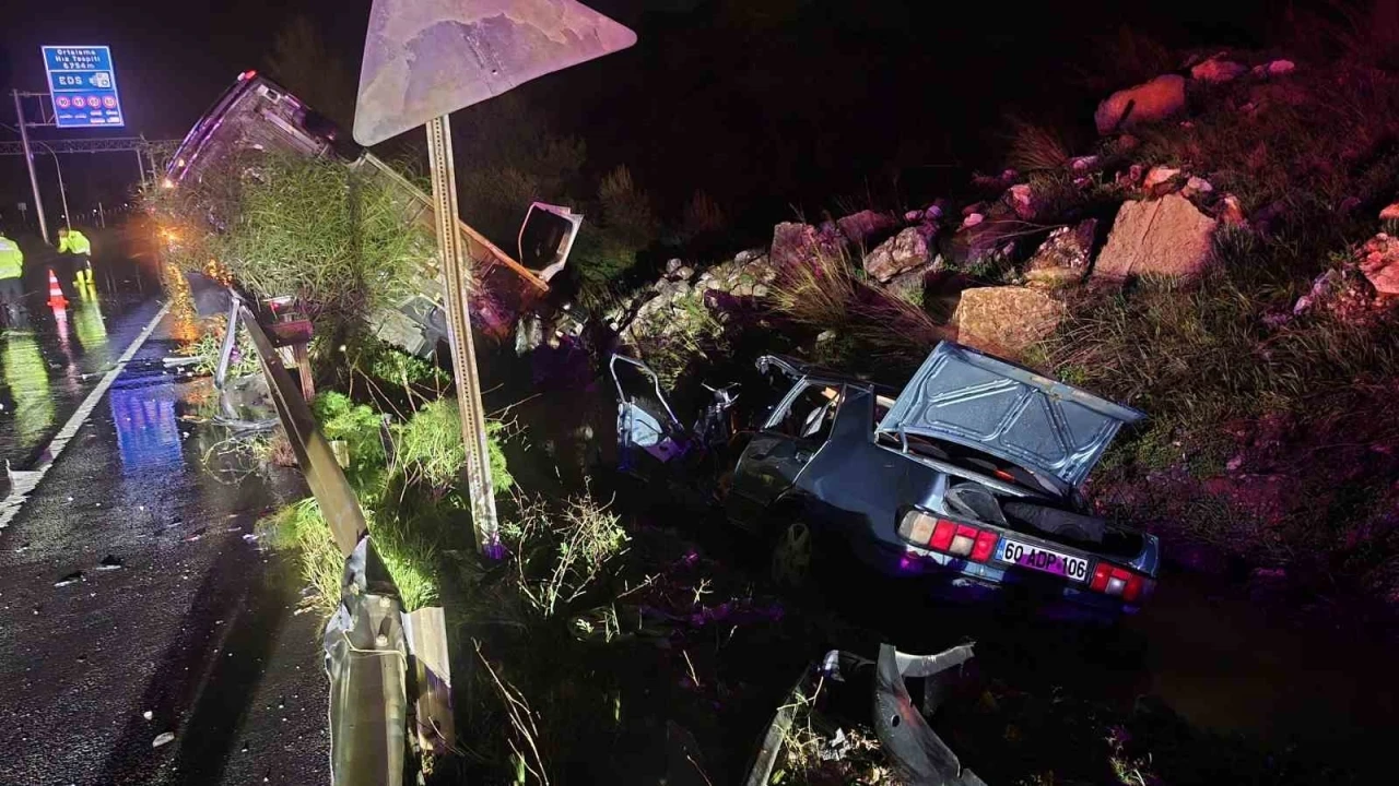 Karayolu savaş alanına d&ouml;nd&uuml;: 3 yaralı
