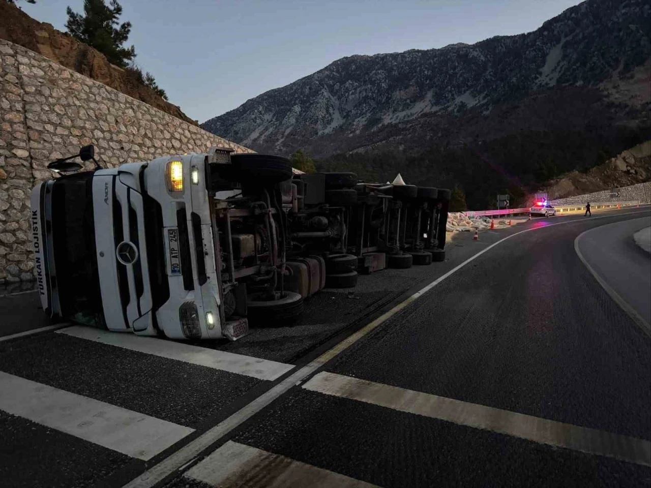 Karayolunda yem y&uuml;kl&uuml; tır devrildi: 2 yaralı
