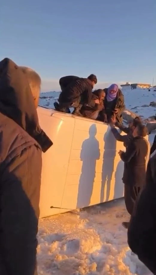 Karda devrilen minib&uuml;steki yolcuları vatandaşlar kurtardı
