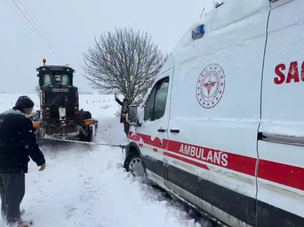 Karda mahsur kalan ambulansı iş makinesiyle &ccedil;ekerek hastaya ulaştırdılar
