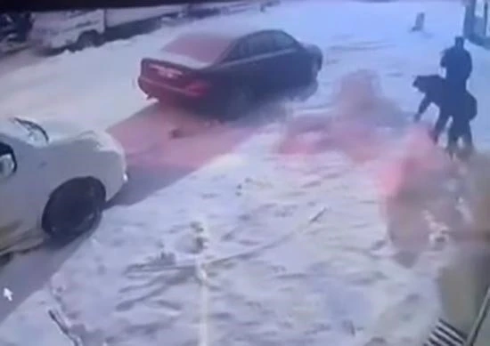 Kardan adama kafa attı
