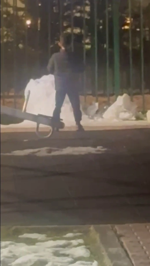 Kardan adamının yıkıldığını gördü, cenaze namazına durdu