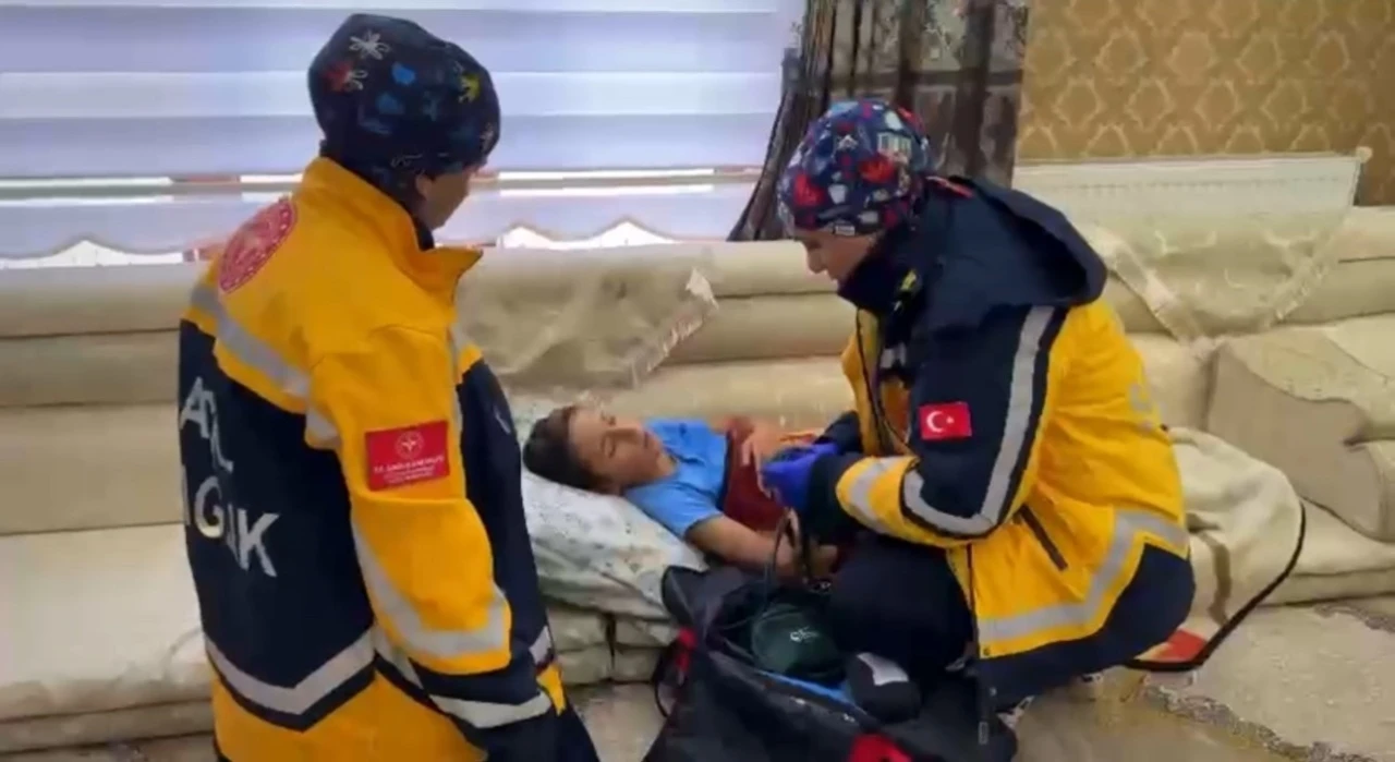 Kardan barikatları UMKE aştı: Y&uuml;ksekova&rsquo;da zamana karşı yaşam m&uuml;cadelesi
