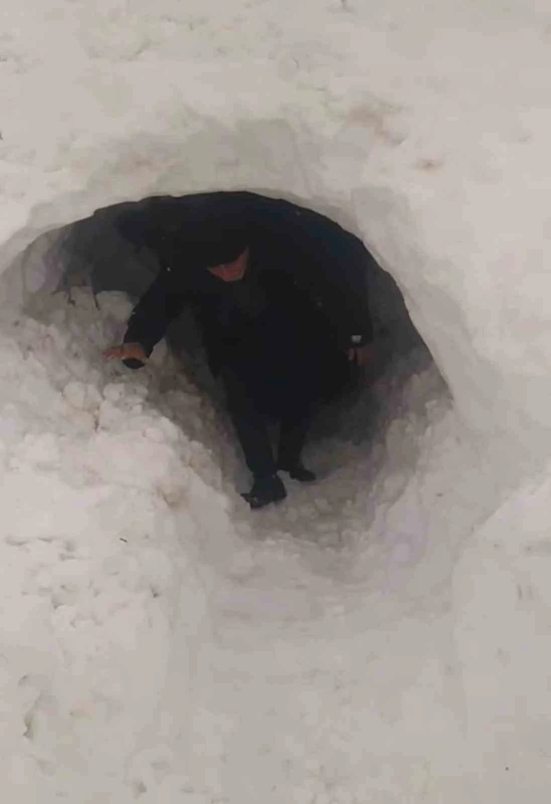 Kardan kapanan ahıra t&uuml;nel a&ccedil;arak girdiler
