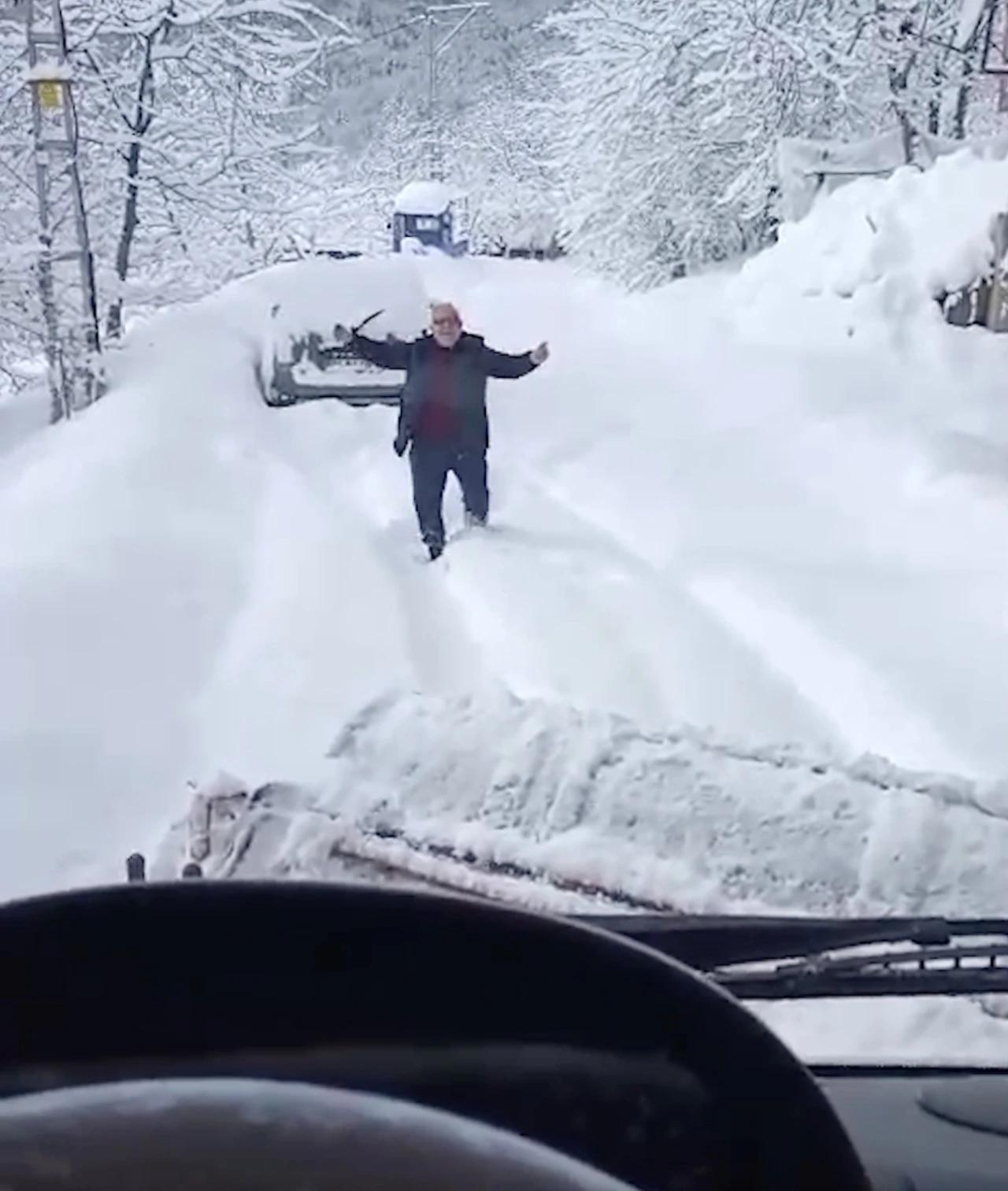 Kardan kapanan k&ouml;y yolu a&ccedil;ılınca oynadı
