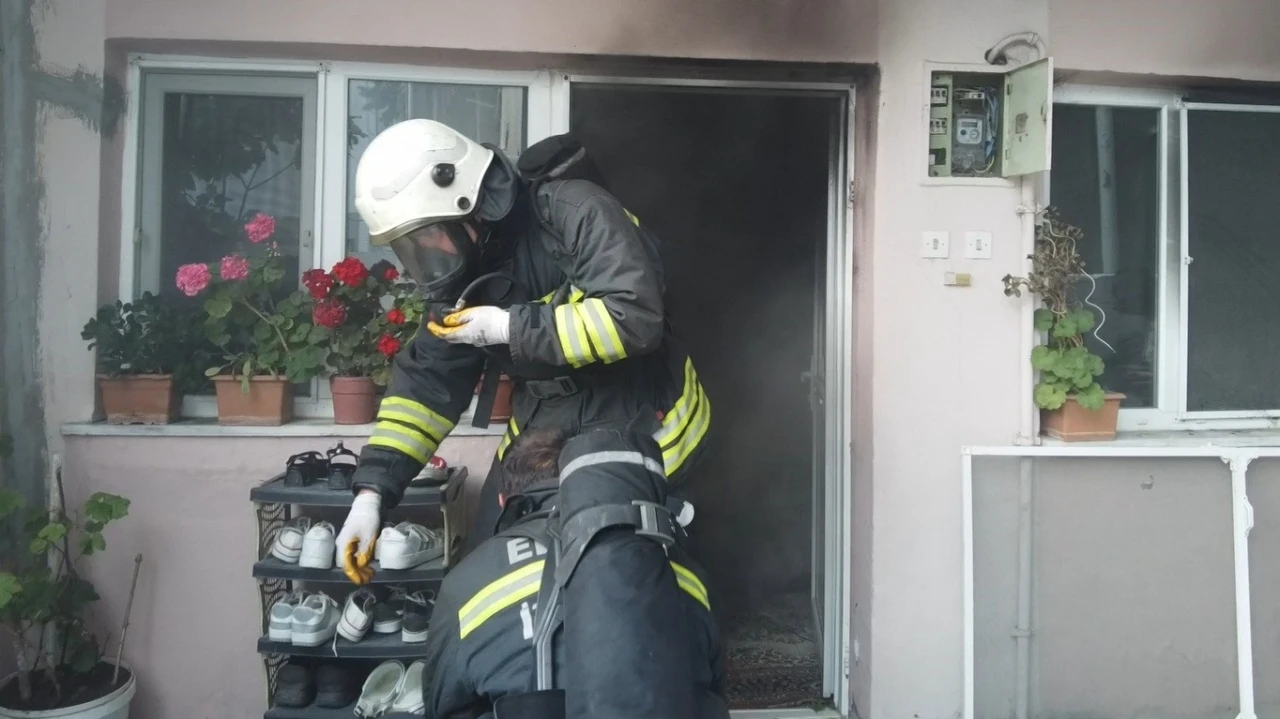 Kardeşinin evi yanan yaşlı kadını, itfaiye eri sarılarak teselli etti
