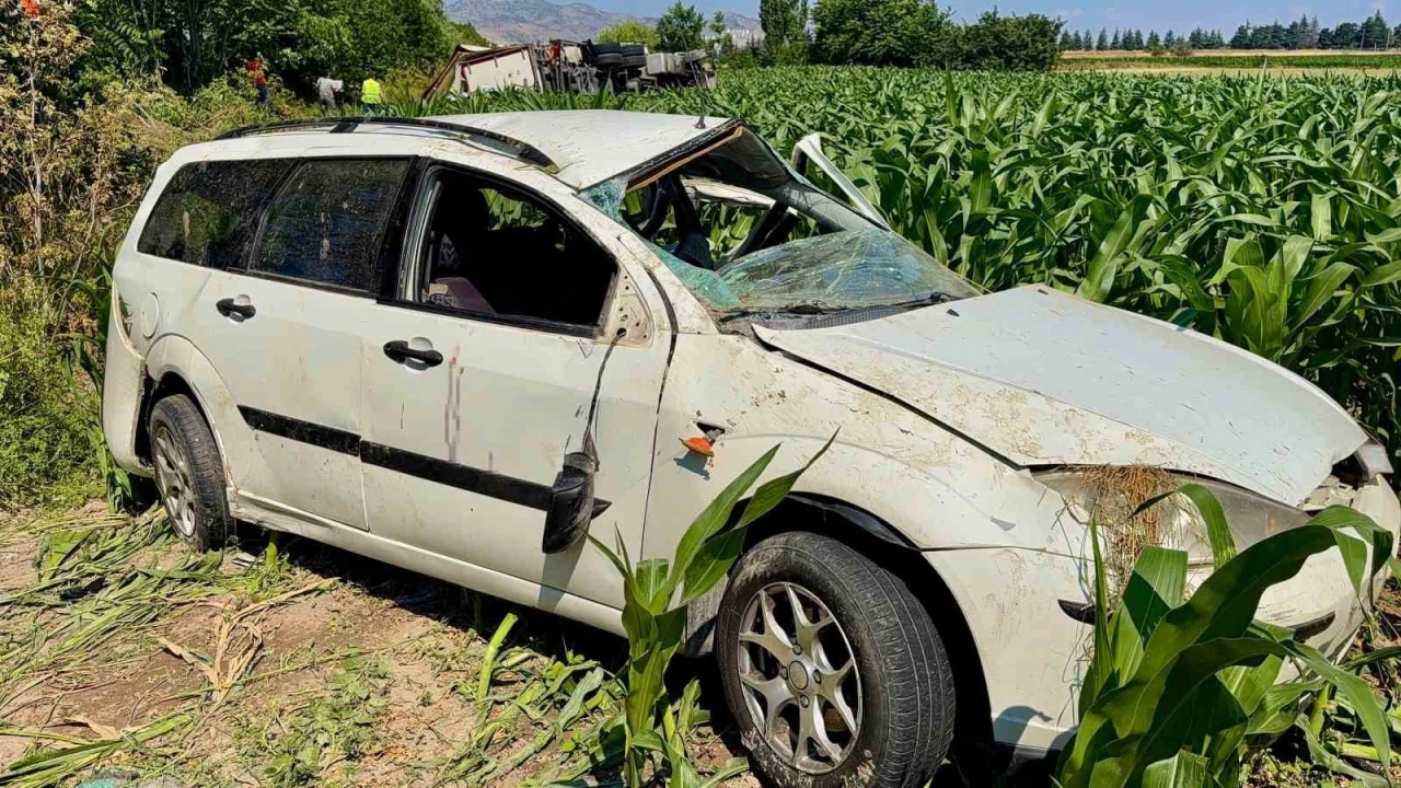 Kargo aracı otomobille &ccedil;arpıştı: 5 yaralı

