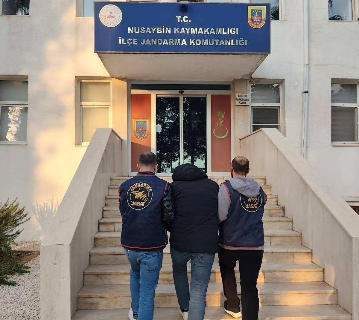 Kargo kutusundan muz &ccedil;ıktı: 127 yıl hapis cezası bulunan dolandırıcı yakalandı
