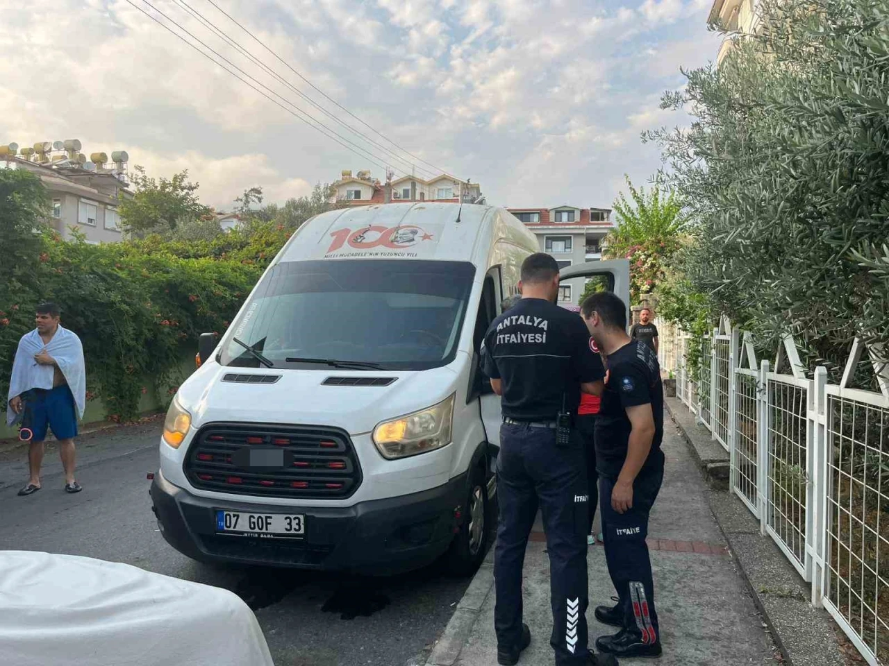 Kargo minibüsünde uyuyakalan sürücü ekipleri alarma geçirdi
