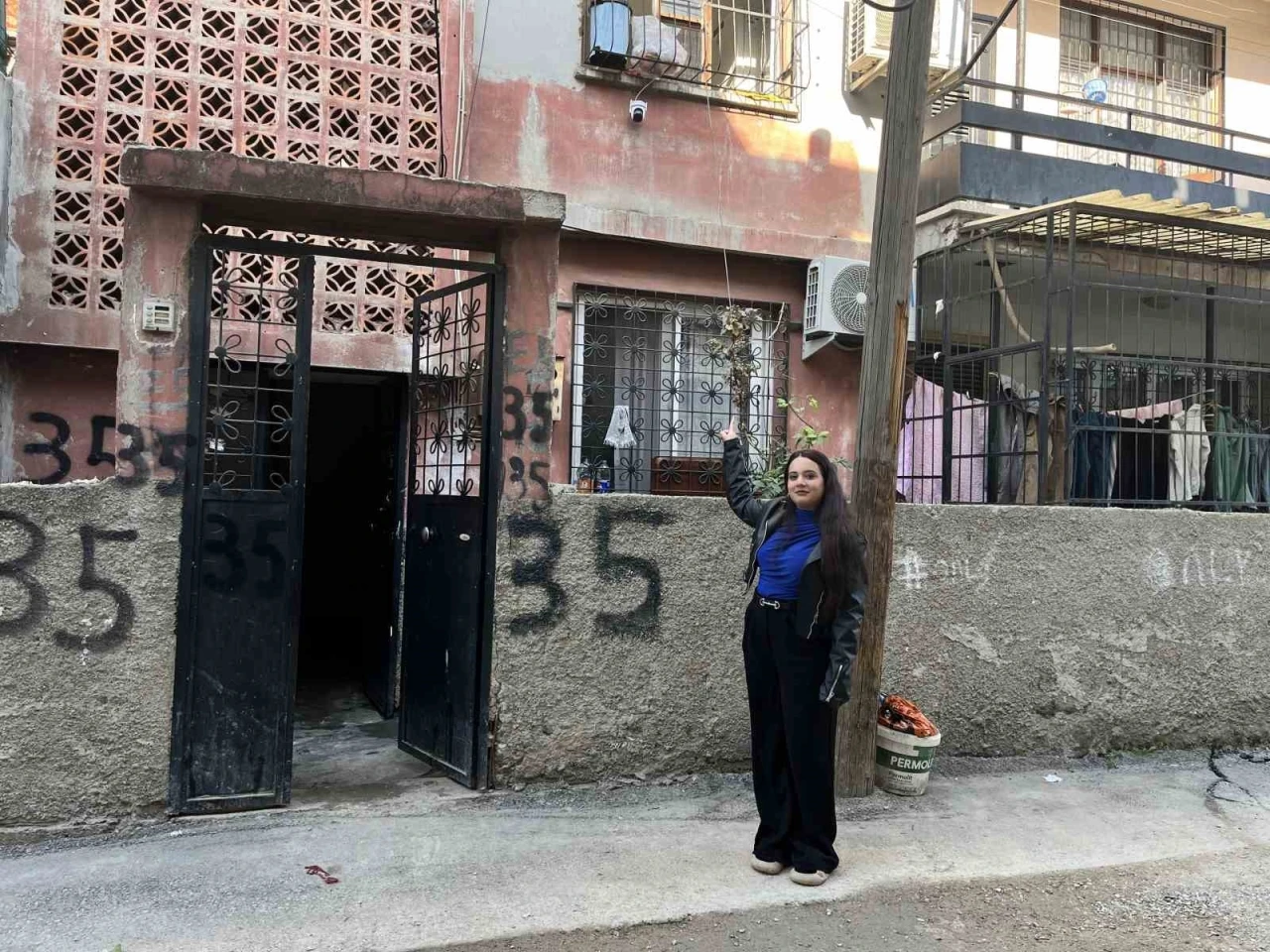 Kargoyu aracından inmeden bah&ccedil;eye fırlattı
