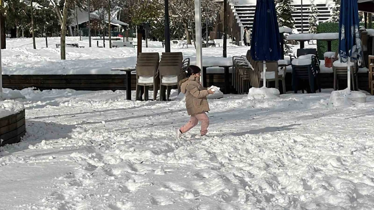 Karın yağışına en &ccedil;ok &ccedil;ocuklar sevindi
