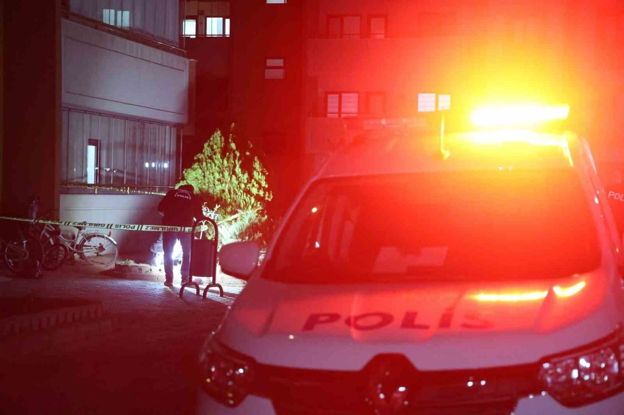 Karısını 22 bı&ccedil;ak darbesiyle &ouml;ld&uuml;ren zanlı, "Kolumda Ebru yazıyor" diye kendini savundu
