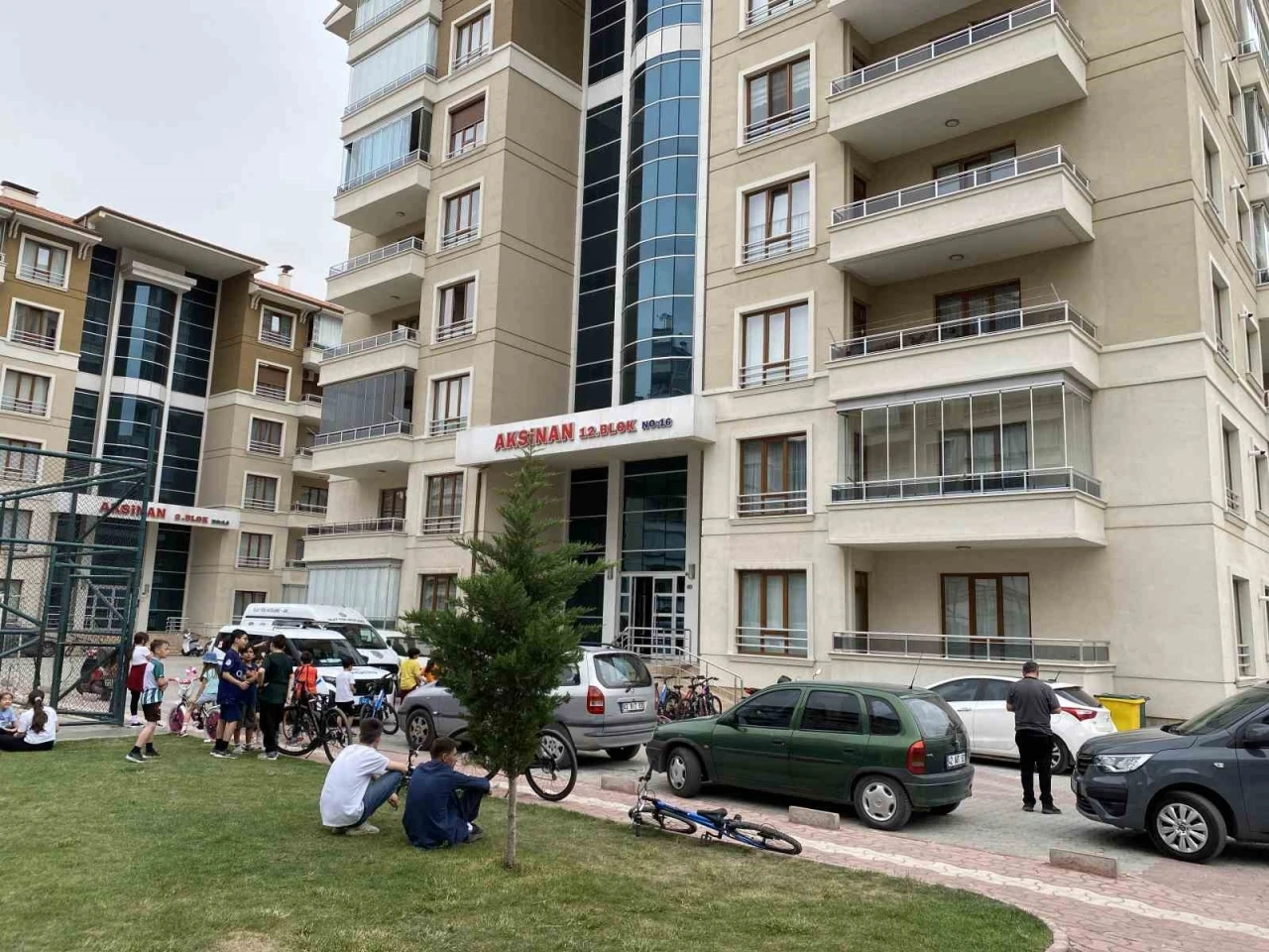 Karısını bıçaklayarak öldürüp başında bekledi
