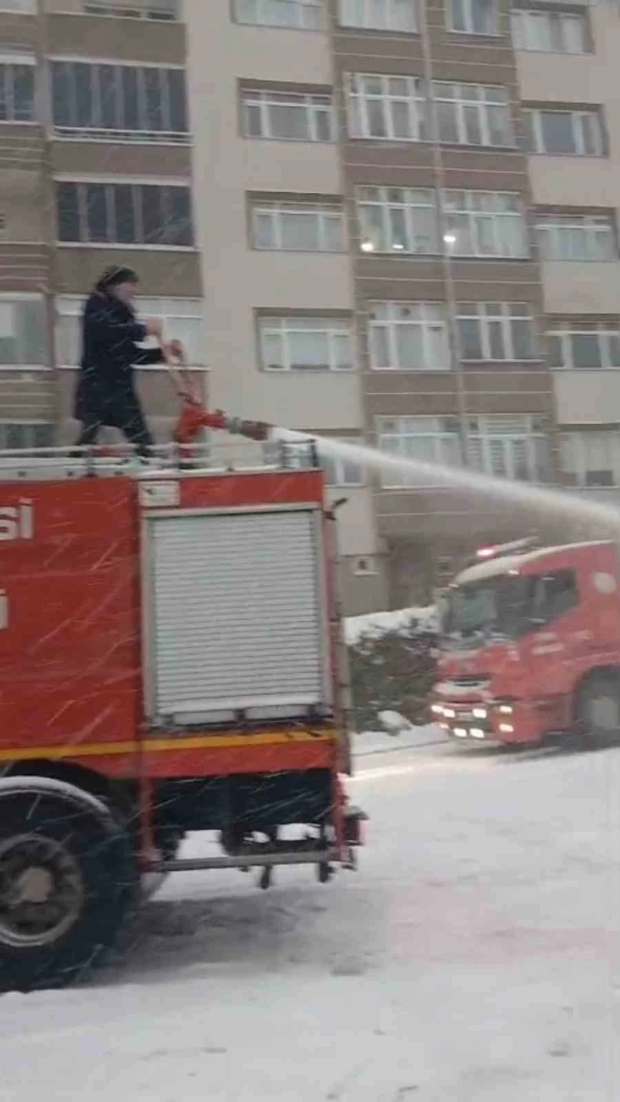 Karla kapanan yollar deniz suyuyla a&ccedil;ılıyor
